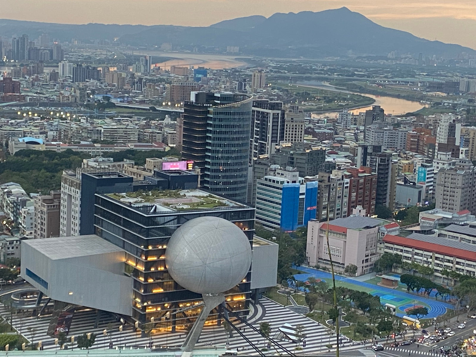 樓頂遠眺台北表演藝術中心與基隆河景