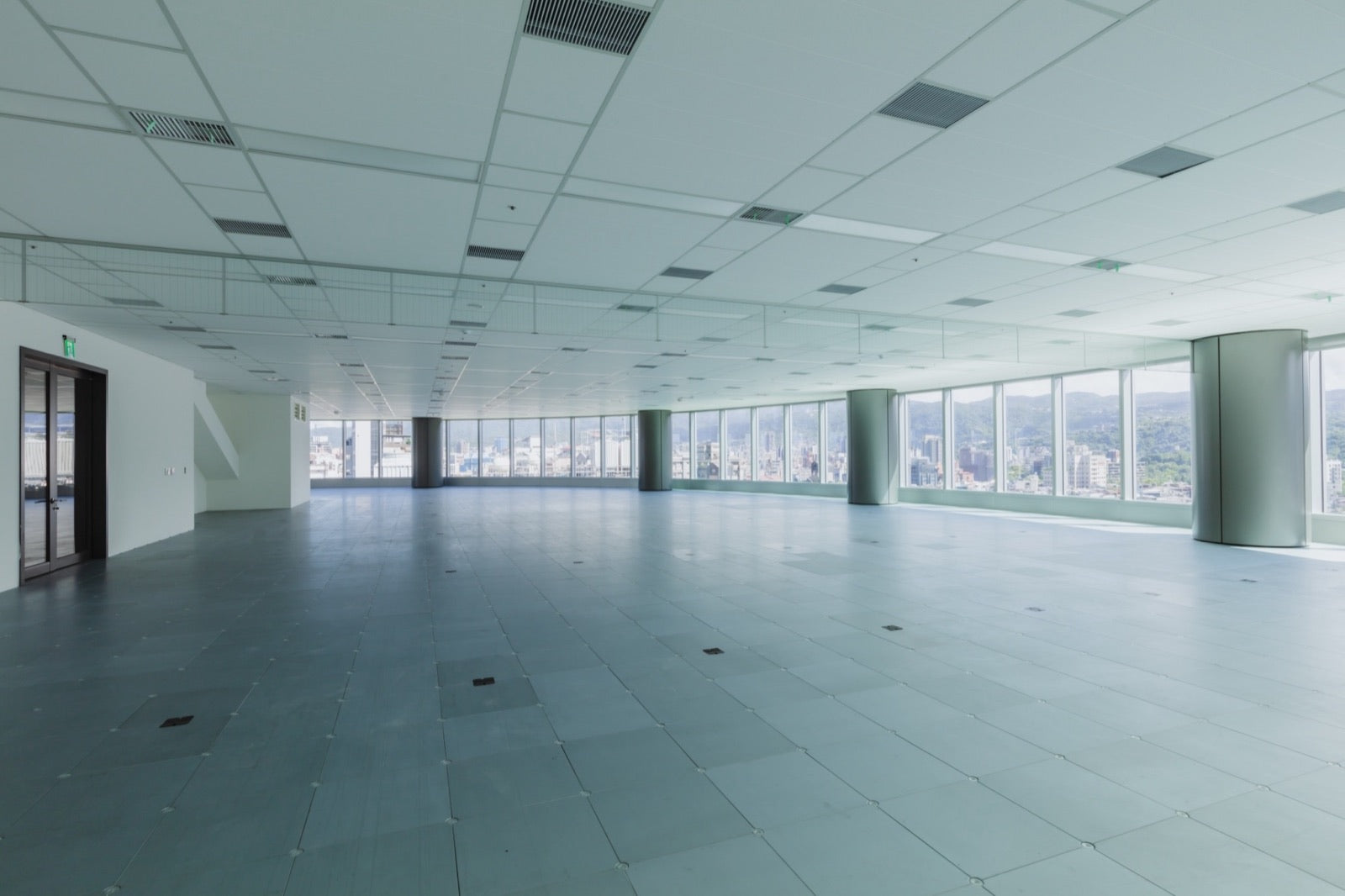 挑高辦公樓層，270 度城市與山景